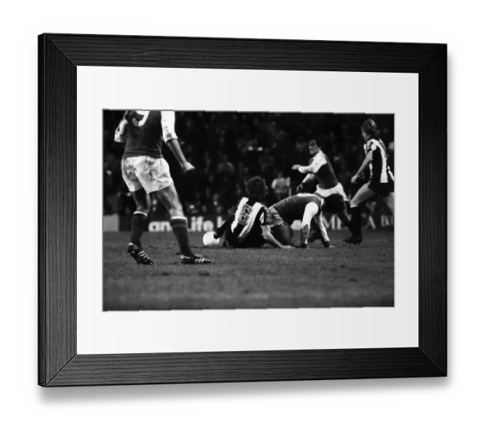 Framed Print : Arsenal v. West Bromwich Albion. November 1980 LF05-15-036 The final score was a two all Framed Print : Arsenal v. West Bromwich Albion. November 1980 LF05-15-036 The final score was a two all
