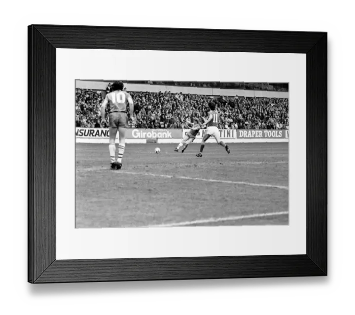 Framed Print : English League Division One match at the City Ground. Nottingham Forest 1 v Everton 0 Framed Print : English League Division One match at the City Ground. Nottingham Forest 1 v Everton 0