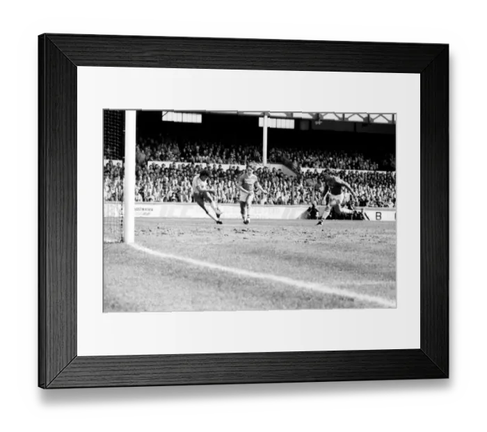 Framed Print : English League Division One match at Goodison Park. Everton 3 v Norwich City 0