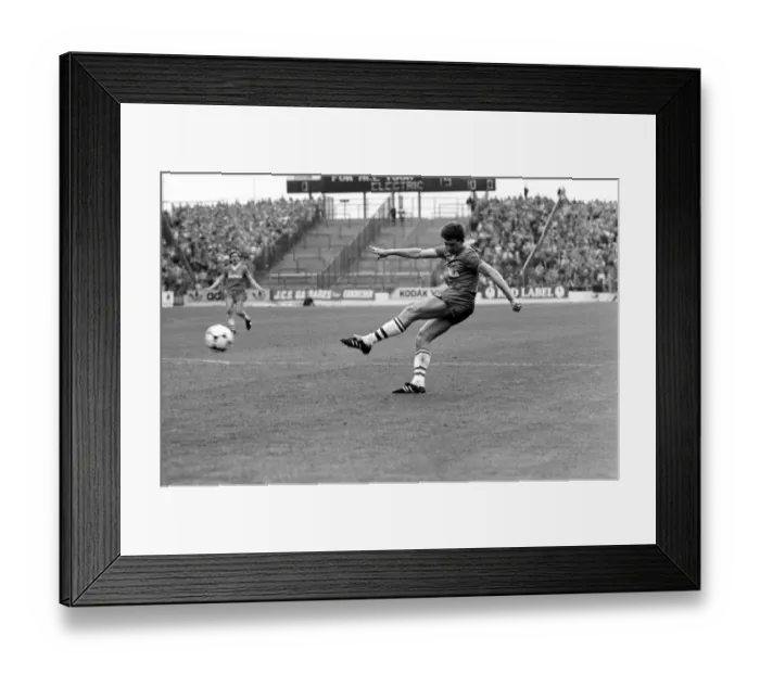 Framed Print : English League Division One match at the City Ground. Nottingham Forest 1 v Everton 0 Framed Print : English League Division One match at the City Ground. Nottingham Forest 1 v Everton 0