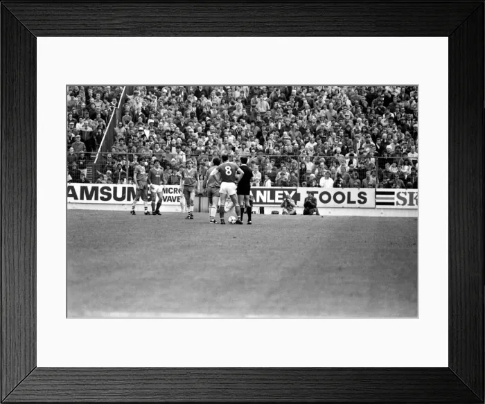 Framed Print : English League Division One match at the City Ground. Nottingham Forest 1 v Everton 0