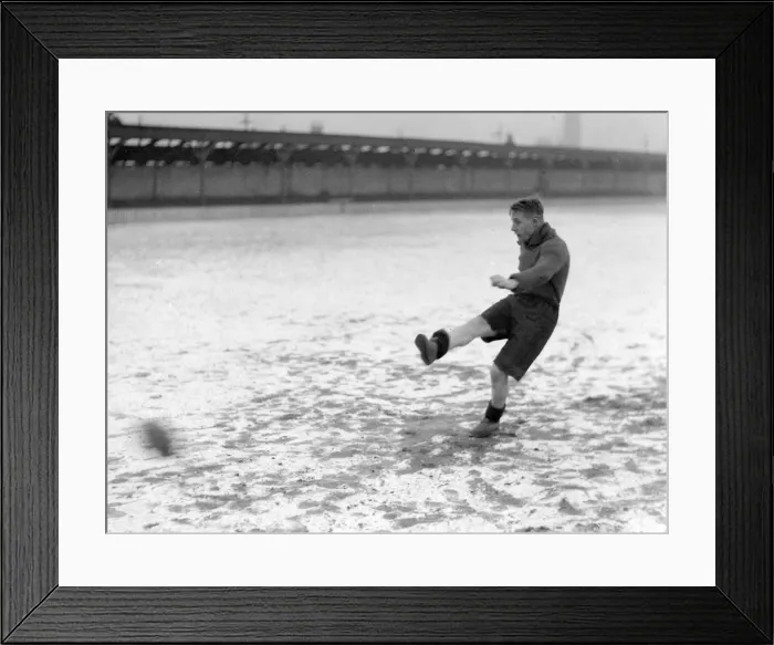 Framed Print : Bradford City FC. Davis training in the snow 11th February 1930. DM17276a