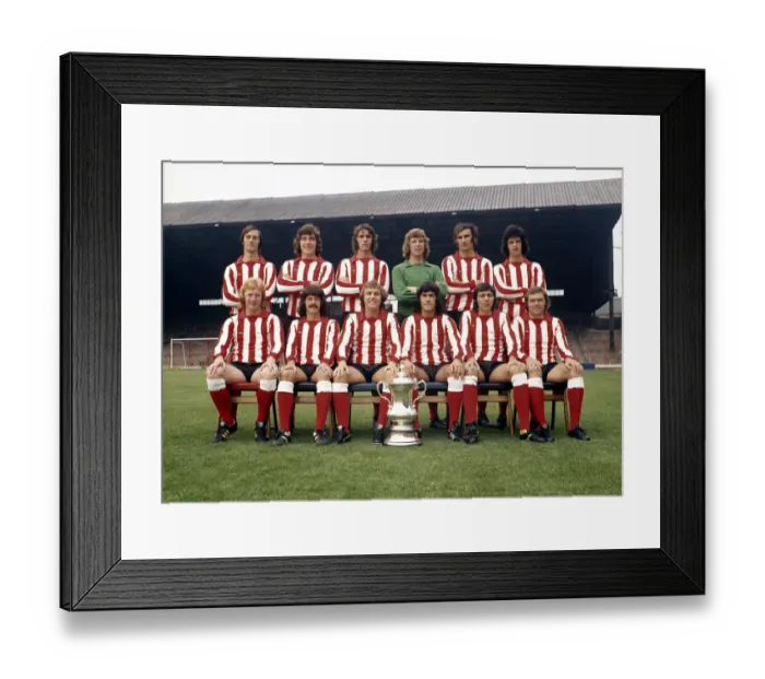 Framed Print : The Sunderland FA Cup winning team pose with the trophy at their Roker Park ground