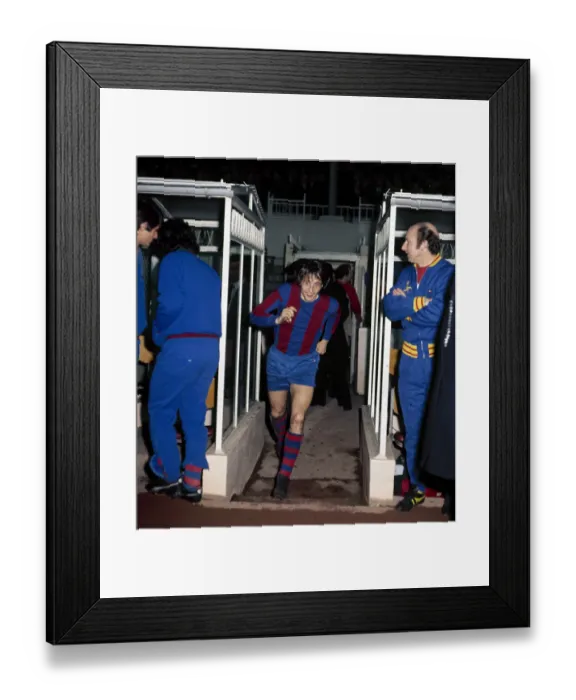 Framed Print : Barcelona footballer Johan Cruyff enters the pitch before his side Framed Print : Barcelona footballer Johan Cruyff enters the pitch before his side