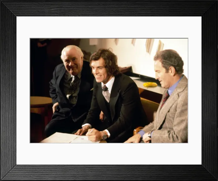Framed Print : Scottish forward Joe Jordan swith manager Dave Sexton (right