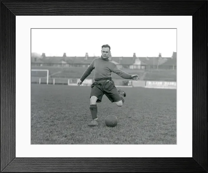 Framed Print : Bristol City FC. E. Glenn in training. 11th December 1929. DM17165 Framed Print : Bristol City FC. E. Glenn in training. 11th December 1929. DM17165
