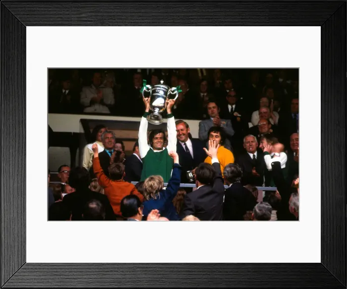 Framed Print : Pat Stanton Hibs Hibernian football player August 1972 Holds aloft Drubrougn Framed Print : Pat Stanton Hibs Hibernian football player August 1972 Holds aloft Drubrougn