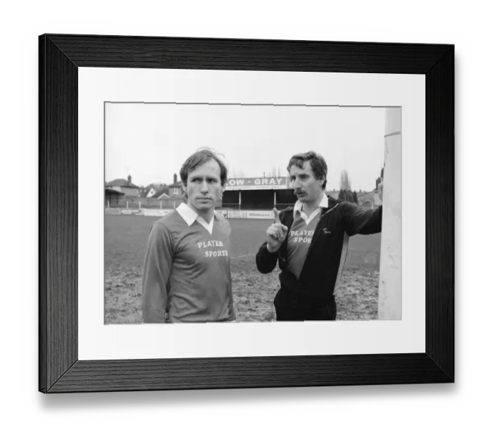 Framed Print : Kettering Town player manager Colin Clarke discussing tactics with captain Sean Suddards Framed Print : Kettering Town player manager Colin Clarke discussing tactics with captain Sean Suddards