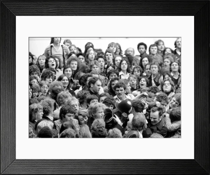 Framed Print : English League Division One match at White Hart Lane. Tottenham Hotspur 2 v Chelsea 0 Framed Print : English League Division One match at White Hart Lane. Tottenham Hotspur 2 v Chelsea 0