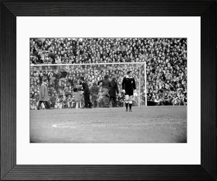 Framed Print : English League Division One match at White Hart Lane. Tottenham Hotspur 2 v Chelsea 0 Framed Print : English League Division One match at White Hart Lane. Tottenham Hotspur 2 v Chelsea 0