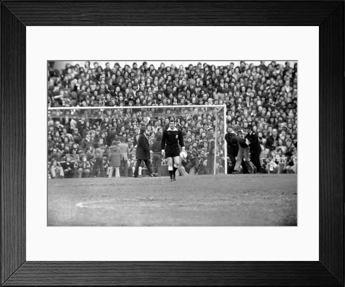 Framed Print : English League Division One match at White Hart Lane. Tottenham Hotspur 2 v Chelsea 0 Framed Print : English League Division One match at White Hart Lane. Tottenham Hotspur 2 v Chelsea 0
