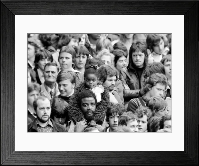 Framed Print : English League Division One match at White Hart Lane. Tottenham Hotspur 2 v Chelsea 0 Framed Print : English League Division One match at White Hart Lane. Tottenham Hotspur 2 v Chelsea 0
