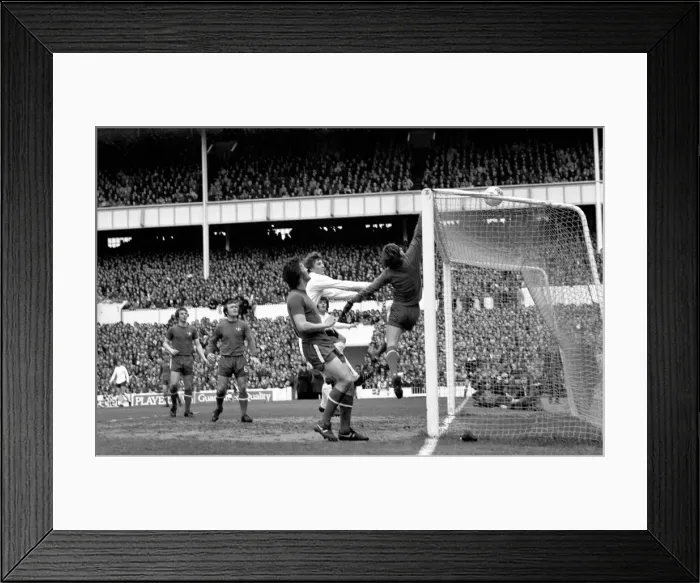 Framed Print : English League Division One match at White Hart Lane. Tottenham Hotspur 2 v Chelsea 0 Framed Print : English League Division One match at White Hart Lane. Tottenham Hotspur 2 v Chelsea 0