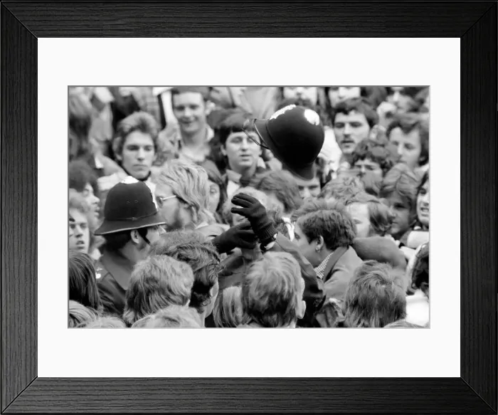 Framed Print : English League Division One match at White Hart Lane. Tottenham Hotspur 2 v Chelsea 0 Framed Print : English League Division One match at White Hart Lane. Tottenham Hotspur 2 v Chelsea 0