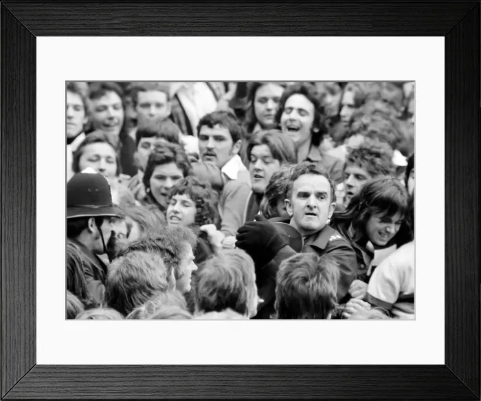 Framed Print : English League Division One match at White Hart Lane. Tottenham Hotspur 2 v Chelsea 0 Framed Print : English League Division One match at White Hart Lane. Tottenham Hotspur 2 v Chelsea 0