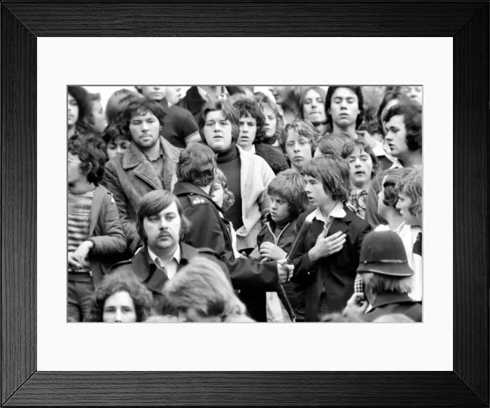Framed Print : English League Division One match at White Hart Lane. Tottenham Hotspur 2 v Chelsea 0 Framed Print : English League Division One match at White Hart Lane. Tottenham Hotspur 2 v Chelsea 0
