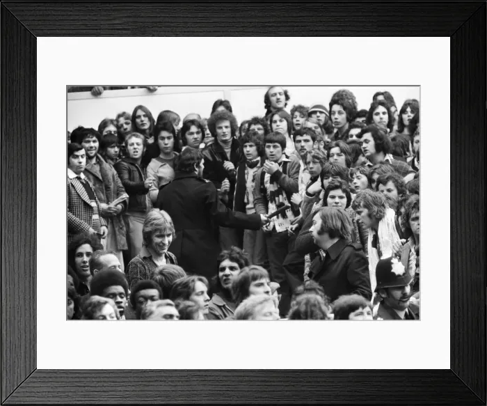 Framed Print : English League Division One match at White Hart Lane. Tottenham Hotspur 2 v Chelsea 0 Framed Print : English League Division One match at White Hart Lane. Tottenham Hotspur 2 v Chelsea 0