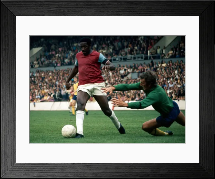 Framed Print : English League Division One match at Upton park West Ham United v manchester United Framed Print : English League Division One match at Upton park West Ham United v manchester United