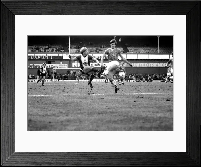 Framed Print : English League Division One match at Goodison Park. Everton 1 v Southampton 0 Framed Print : English League Division One match at Goodison Park. Everton 1 v Southampton 0