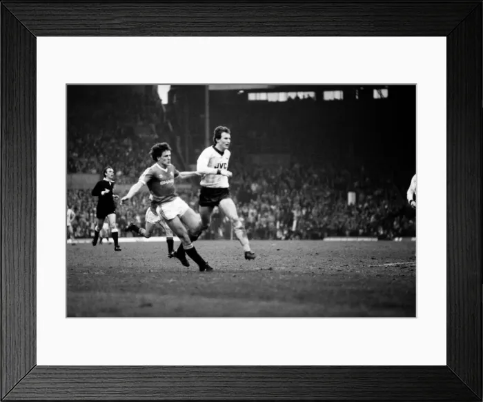 Framed Print : English League Division One match at Old Trafford. Manchester United 4 v Arsenal 0 Framed Print : English League Division One match at Old Trafford. Manchester United 4 v Arsenal 0