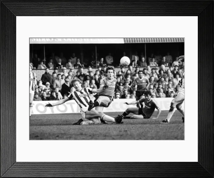 Framed Print : English League Division One match. West Bromwich Albion 2 v Manchester United 0
