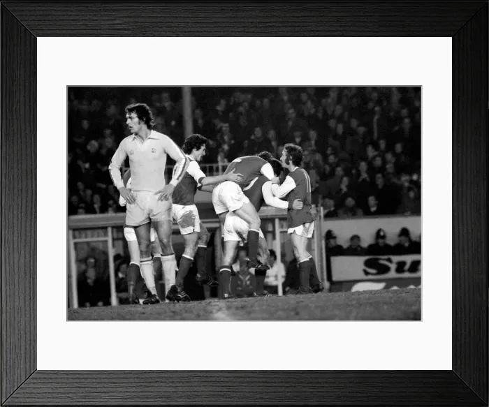 Framed Print : Football: Arsenal (1) vs. Leeds United (1). Division I. January 1977 77-00029-044 Framed Print : Football: Arsenal (1) vs. Leeds United (1). Division I. January 1977 77-00029-044