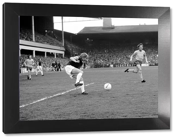 Football: West Ham F. C. (1) vs. Arsenal F. C. (0). April 1975 75-2230-020