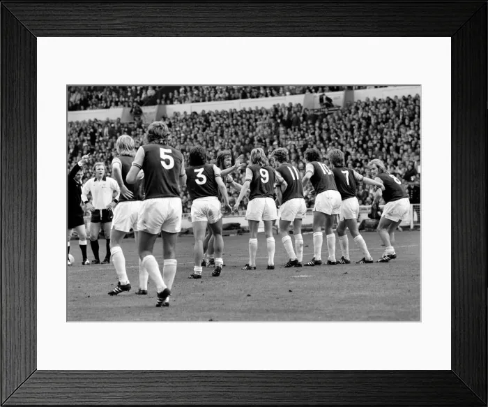 Framed Print : Football: F. A. Cup Final: Fulham F. C. vs. West Ham F. C. at Wembley. May 1975 75-2352-071