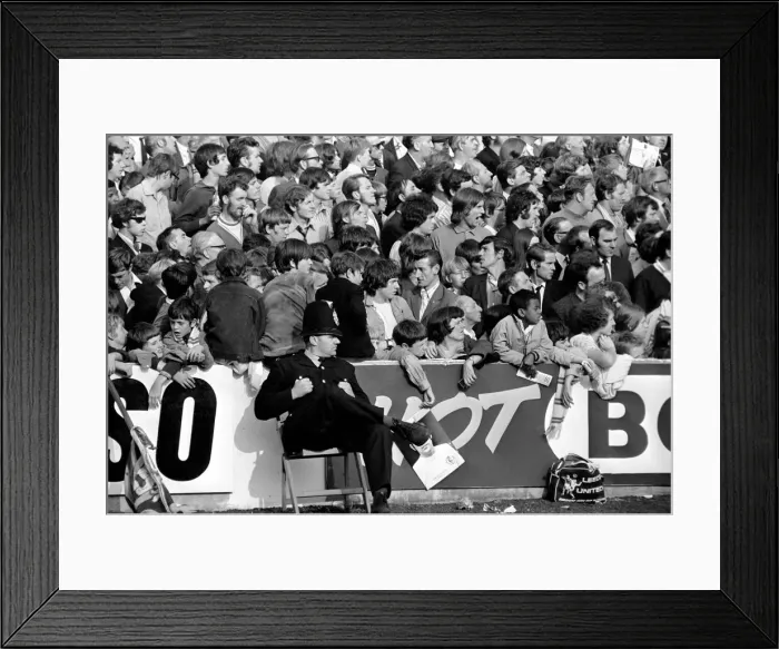 Framed Print : Football: Leeds United (1) v. Liverpool (0). September 1971 71-12020-053 Framed Print : Football: Leeds United (1) v. Liverpool (0). September 1971 71-12020-053