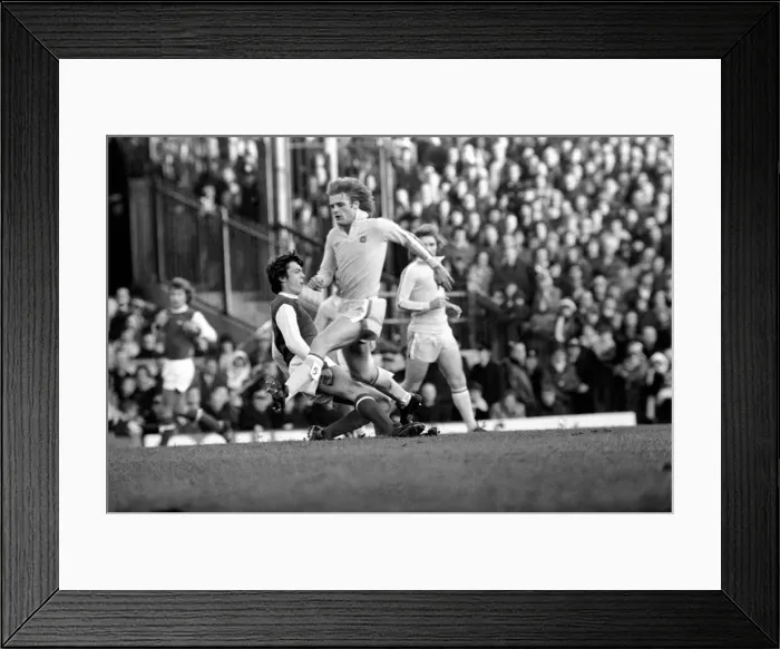 Framed Print : Football: Arsenal (1) vs. Leeds United (1). Division I. January 1977 77-00029-011 Framed Print : Football: Arsenal (1) vs. Leeds United (1). Division I. January 1977 77-00029-011