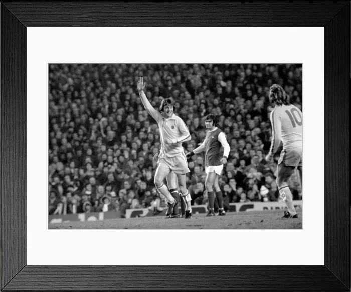 Framed Print : Football: Arsenal (1) vs. Leeds United (1). Division I. January 1977 77-00029-030 Framed Print : Football: Arsenal (1) vs. Leeds United (1). Division I. January 1977 77-00029-030