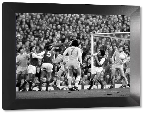 Football: Arsenal (1) vs. Leeds United (1). Division I. January 1977 77-00029-020