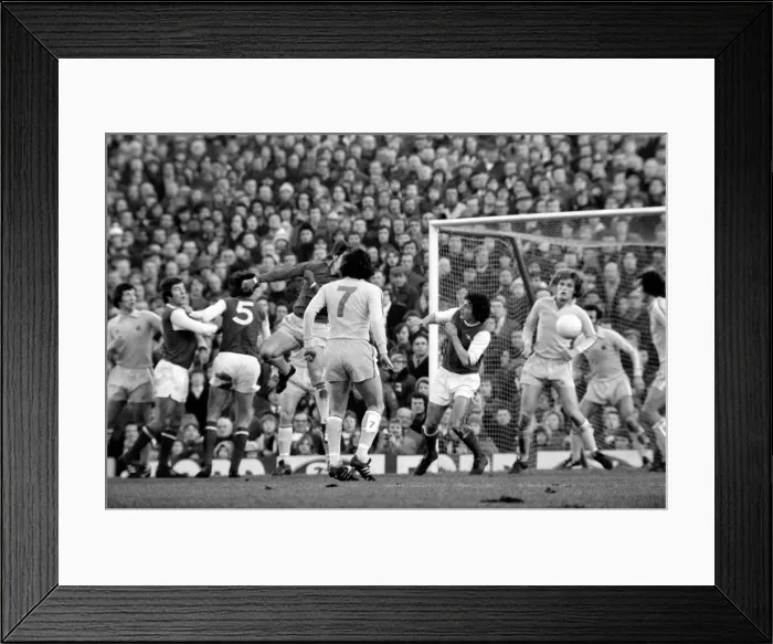 Framed Print : Football: Arsenal (1) vs. Leeds United (1). Division I. January 1977 77-00029-020 Framed Print : Football: Arsenal (1) vs. Leeds United (1). Division I. January 1977 77-00029-020