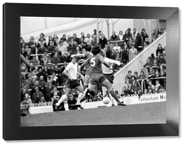 Football: Tottenham Hotspur F. C. vs. Liverpool F. C. March 1975 75-01598-020