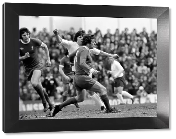 Football: Tottenham Hotspur F. C. vs. Liverpool F. C. March 1975 75-01598-009