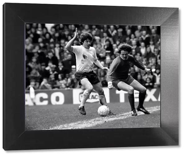 Football: Tottenham Hotspur F. C. vs. Liverpool F. C. March 1975 75-01598-051