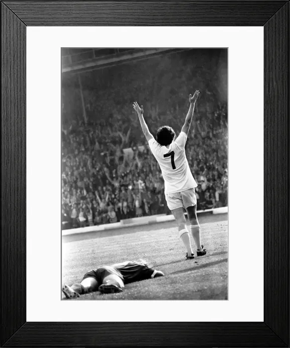 Framed Print : Football: Leeds United (1) v. Liverpool (0). September 1971 71-12020-033 Framed Print : Football: Leeds United (1) v. Liverpool (0). September 1971 71-12020-033
