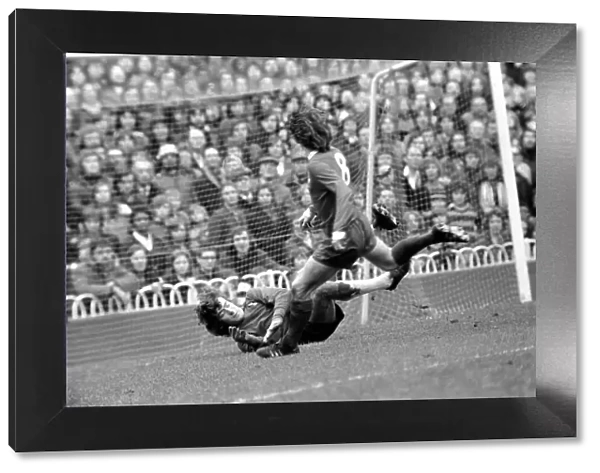 Football: Tottenham Hotspur F. C. vs. Liverpool F. C. March 1975 75-01598-088