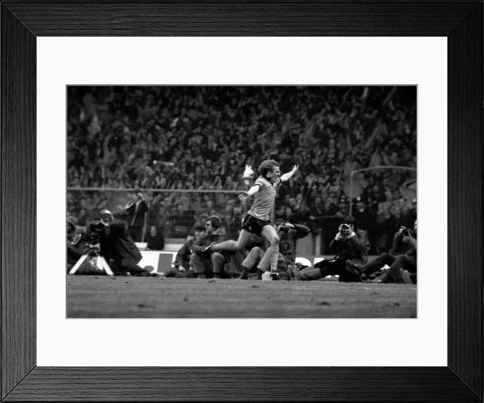 Framed Print : Nottingham Forest v. Wolverhampton Wanderers. (League Cup Final) Framed Print : Nottingham Forest v. Wolverhampton Wanderers. (League Cup Final)