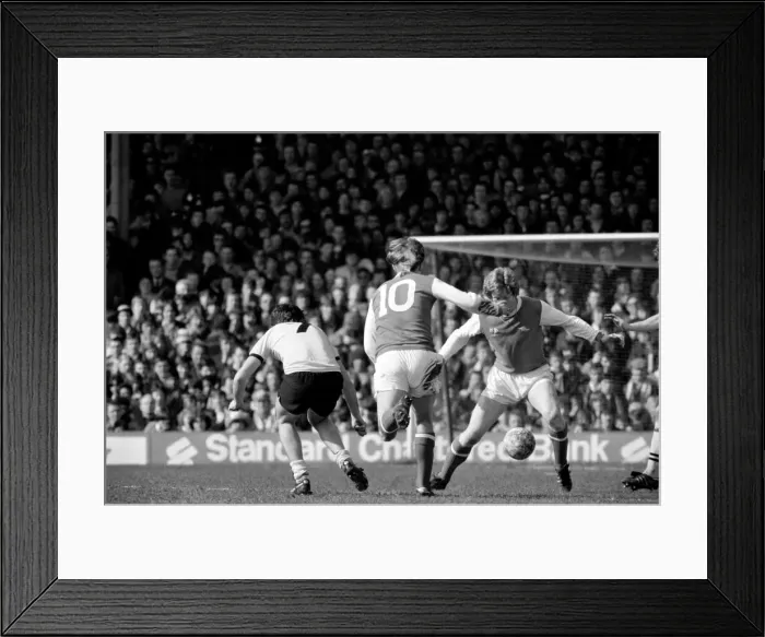 Framed Print : English League Division One match at Highbury. Arsenal 1 v Crystal Palace 1 Framed Print : English League Division One match at Highbury. Arsenal 1 v Crystal Palace 1