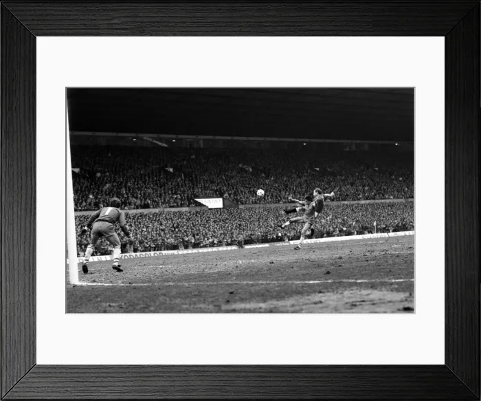 Framed Print : Manchester United v. Everton. March 1985 MF20-09-030 The final score was a one all Framed Print : Manchester United v. Everton. March 1985 MF20-09-030 The final score was a one all