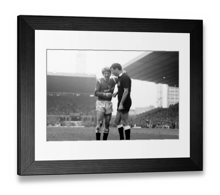 Framed Print : Manchester United v. Everton. March 1985 MF20-09-038 The final score was a one all Framed Print : Manchester United v. Everton. March 1985 MF20-09-038 The final score was a one all