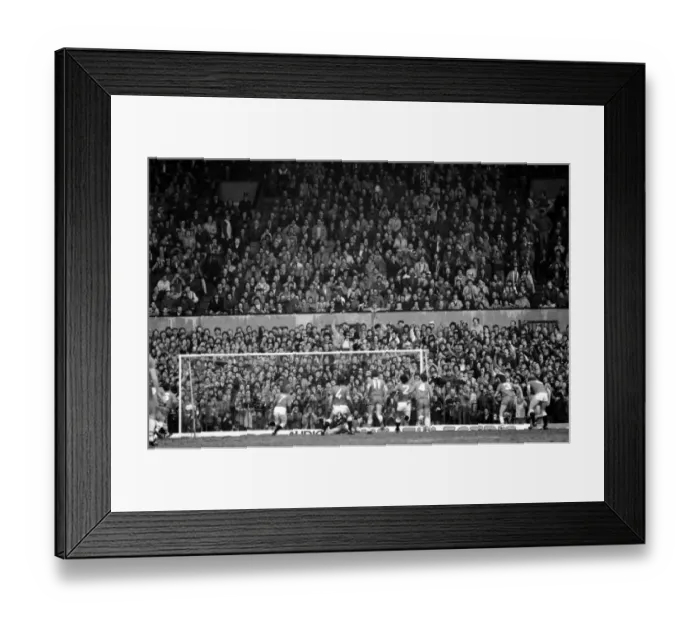 Framed Print : Manchester United v. Everton. March 1985 MF20-09-060 The final score was a one all Framed Print : Manchester United v. Everton. March 1985 MF20-09-060 The final score was a one all