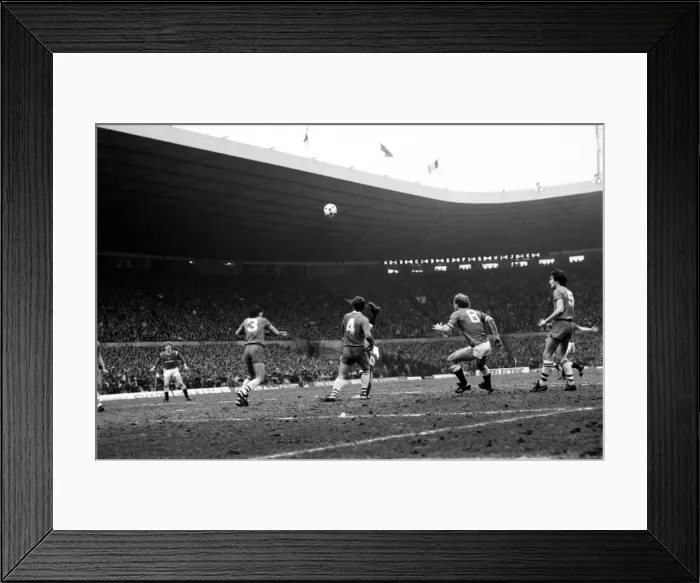 Framed Print : Manchester United v. Everton. March 1985 MF20-09-033 The final score was a one all Framed Print : Manchester United v. Everton. March 1985 MF20-09-033 The final score was a one all