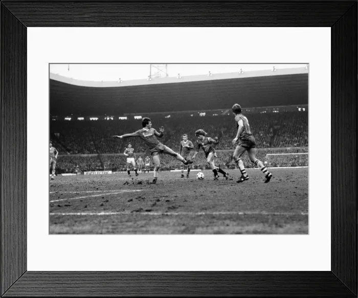 Framed Print : Manchester United v. Everton. March 1985 MF20-09-034 The final score was a one all