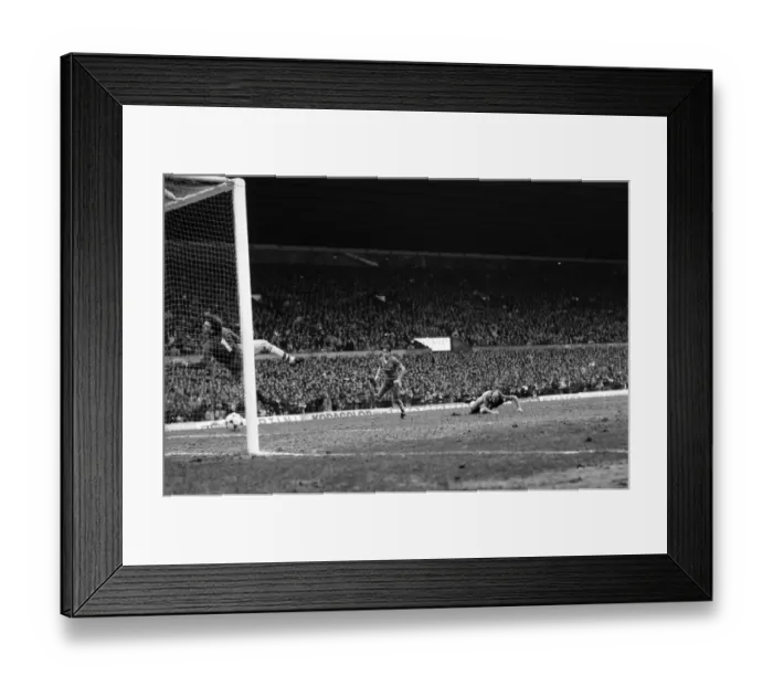 Framed Print : Manchester United v. Everton. March 1985 MF20-09-025 The final score was a one all