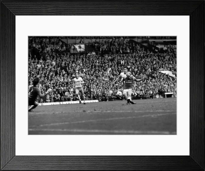 Framed Print : Manchester United 5 v. West Ham 1. October 1984 MF18-02-037