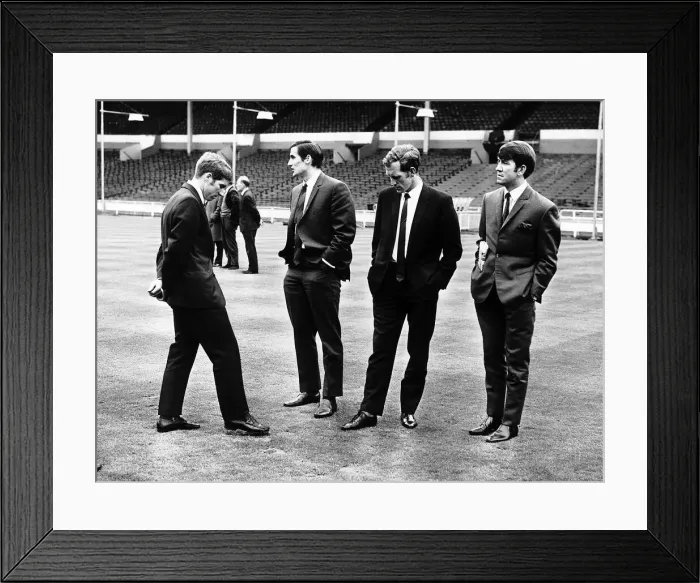 Framed Print : Everton midfielders Alan Ball and Howard Kendall inspect the Wembley pitch with teammates Framed Print : Everton midfielders Alan Ball and Howard Kendall inspect the Wembley pitch with teammates