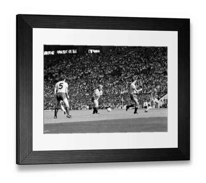 Framed Print : Manchester United 1 v. Watford 1. August 1984 MF17-18-032 Framed Print : Manchester United 1 v. Watford 1. August 1984 MF17-18-032