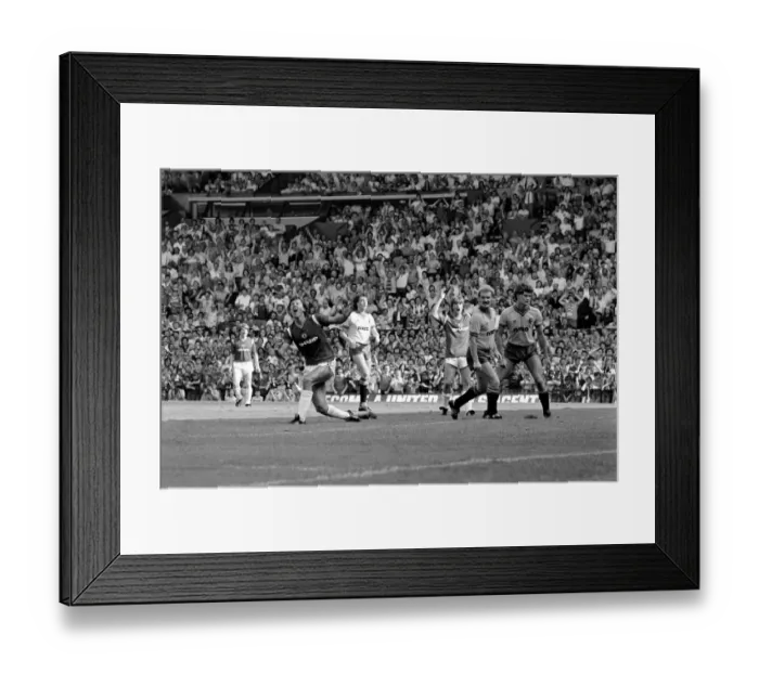 Framed Print : Manchester United 1 v. Watford 1. August 1984 MF17-18-027 Framed Print : Manchester United 1 v. Watford 1. August 1984 MF17-18-027